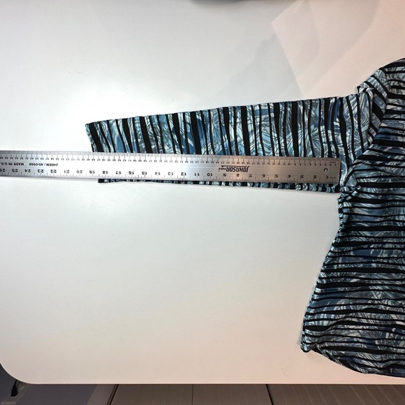 SNOSkins fitted 1/4 zip sweatshirt. Black/teal/white stripes. SZ XL. Like new! - Picture 6 of 9